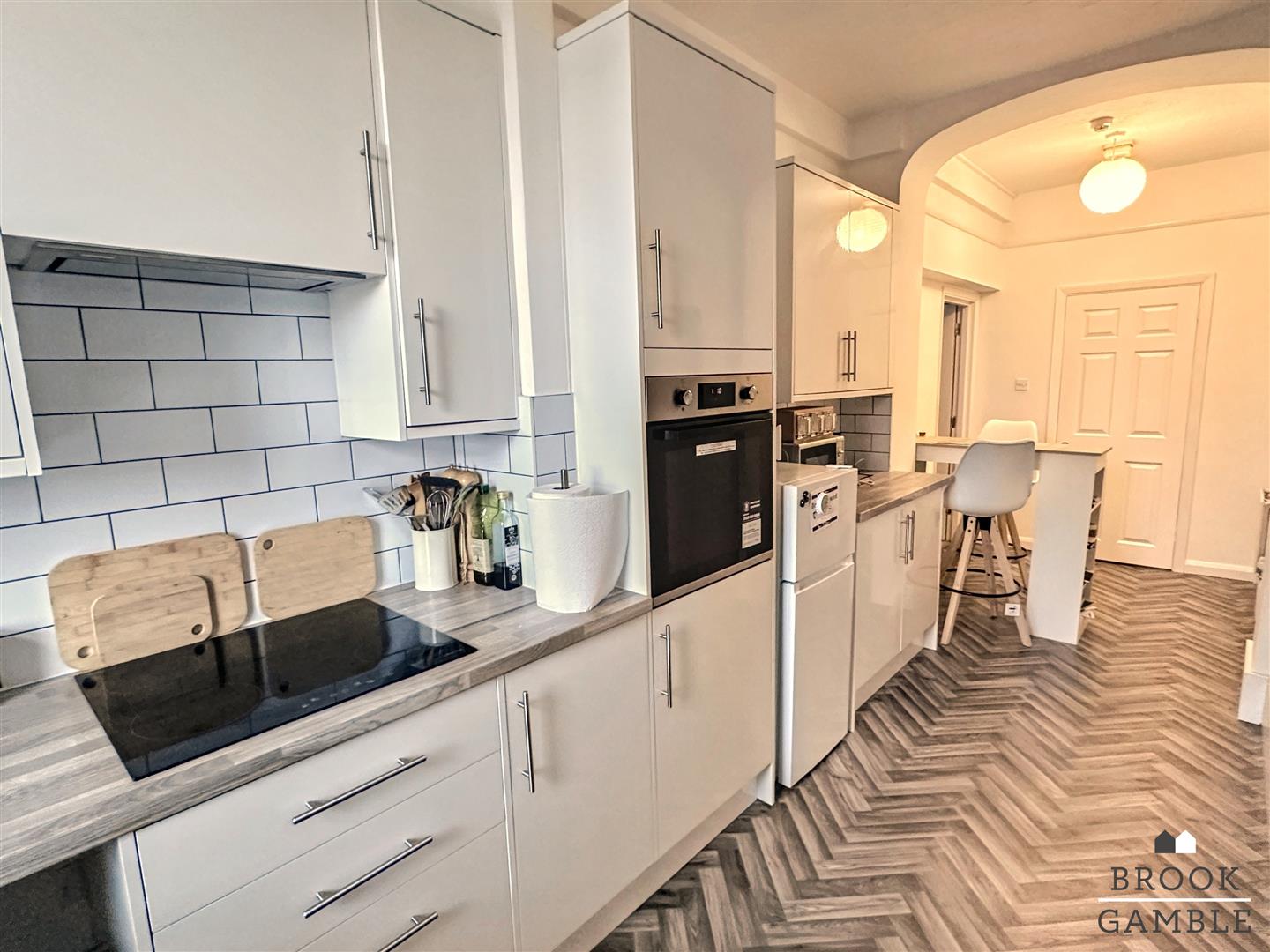 2 Bedroom Flat. Silverdale Road in Eastbourne,  6